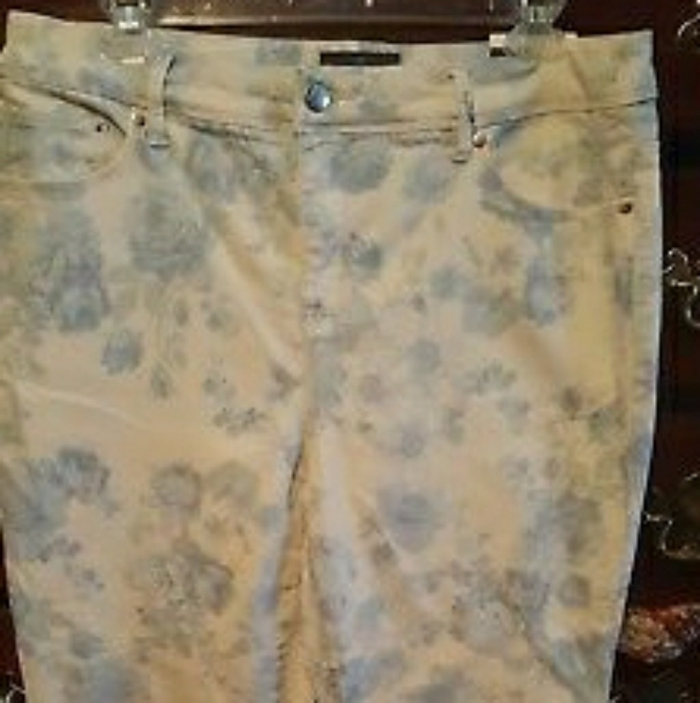 NWT Chico's crop floral stretch jeans. Medium 1.5